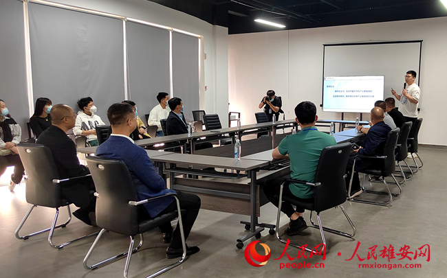 朱各莊產業園內，相關企業代表正在進行跨境電商培訓。雄安自貿試驗區管委會供圖。