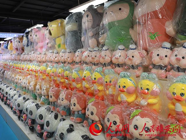 晾馬臺產業園內入駐企業的貨架。人民網 王紅攝