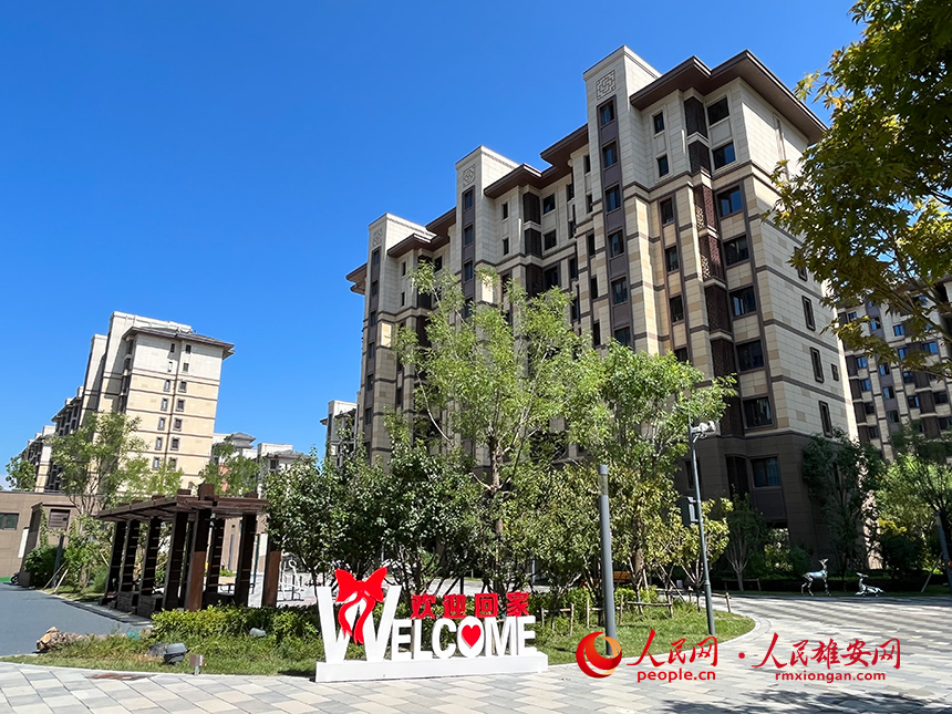 小區內的空地被綠植覆蓋，健身器材、涼亭、電動車充電樁……一應俱全。人民網?宋燁文攝