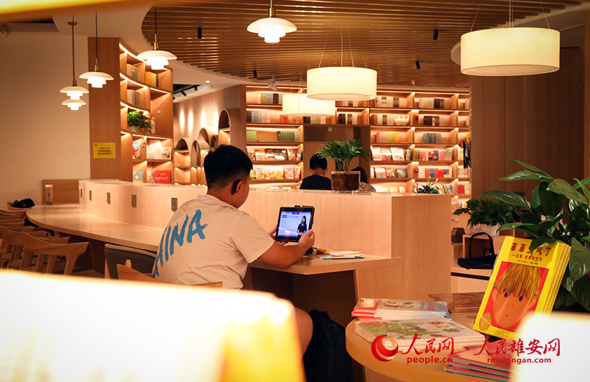 書店內留有自由閱讀空間，供居民可免費使用。人民網?宋燁文攝
