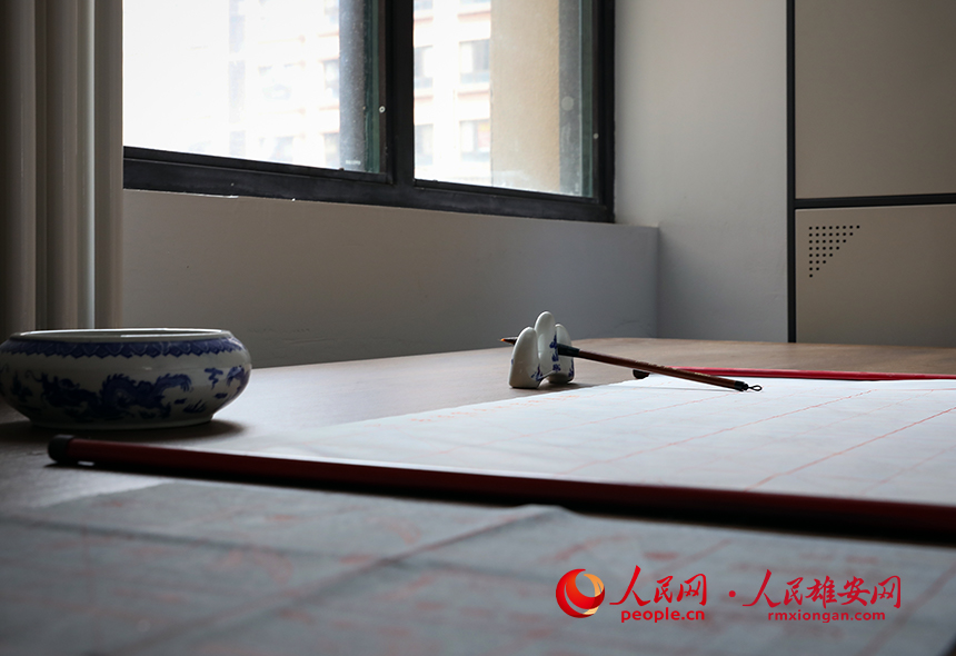 社區養老驛站內配有書法教室、艾灸室、象棋桌、移動K歌設備等設施，豐富老年人日常生活。人民網?宋燁文攝