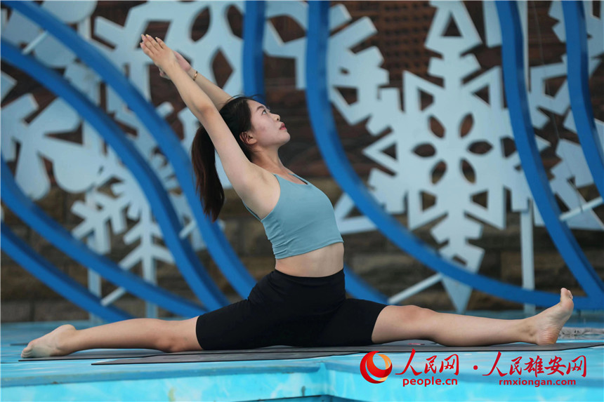 群眾在練瑜伽。王洪生攝