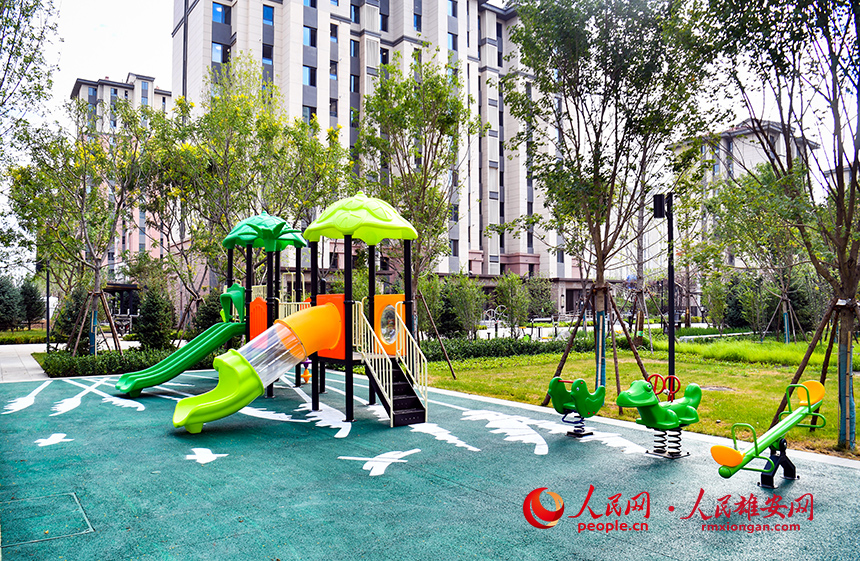 單元樓下兒童游樂設施。人民網 宋燁文攝