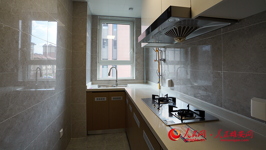 安置房內部已完成精裝修，燃氣灶、抽油煙機、淋浴花灑、凈水器等設施均已配備。尹澤天攝