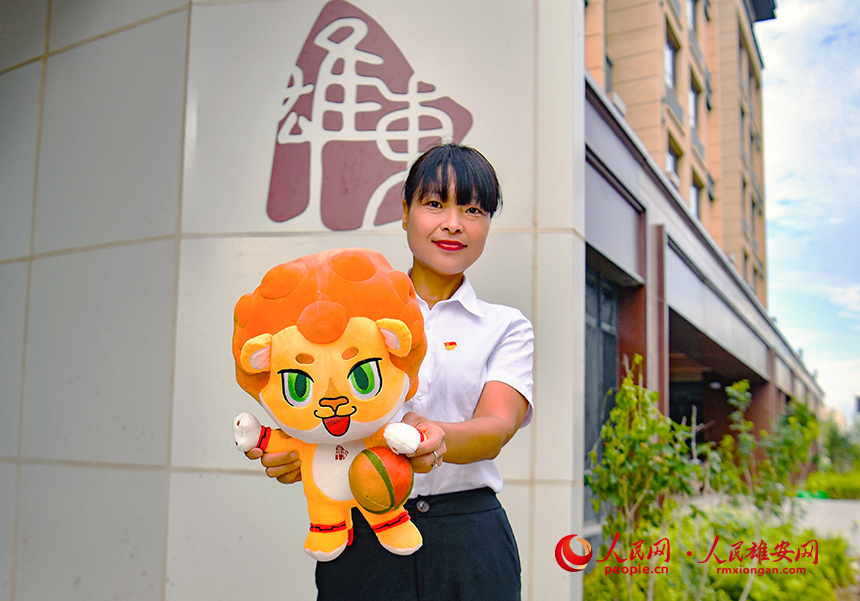 工作人員展示雄東片區的吉祥物“雄寶兒”。人民網 宋燁文攝