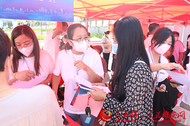 圖為第一場招聘會現場。人民網 王紅攝
