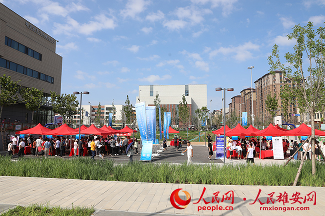 圖為第一場招聘會現場。人民網 王紅攝