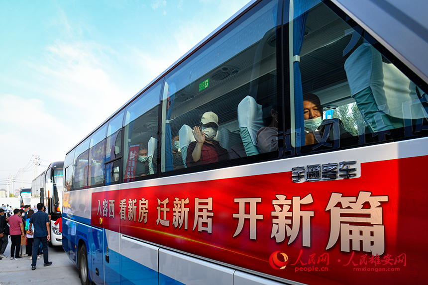 回遷群眾統一乘坐驗房專車前往交付網點。人民網 宋燁文攝