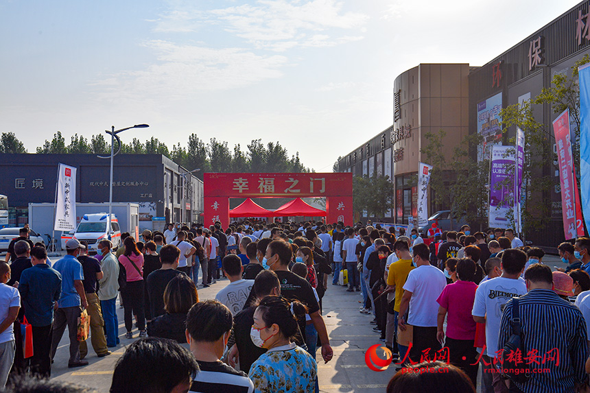 容西片區首批安置房回遷驗房交付工作現場。韓冰攝