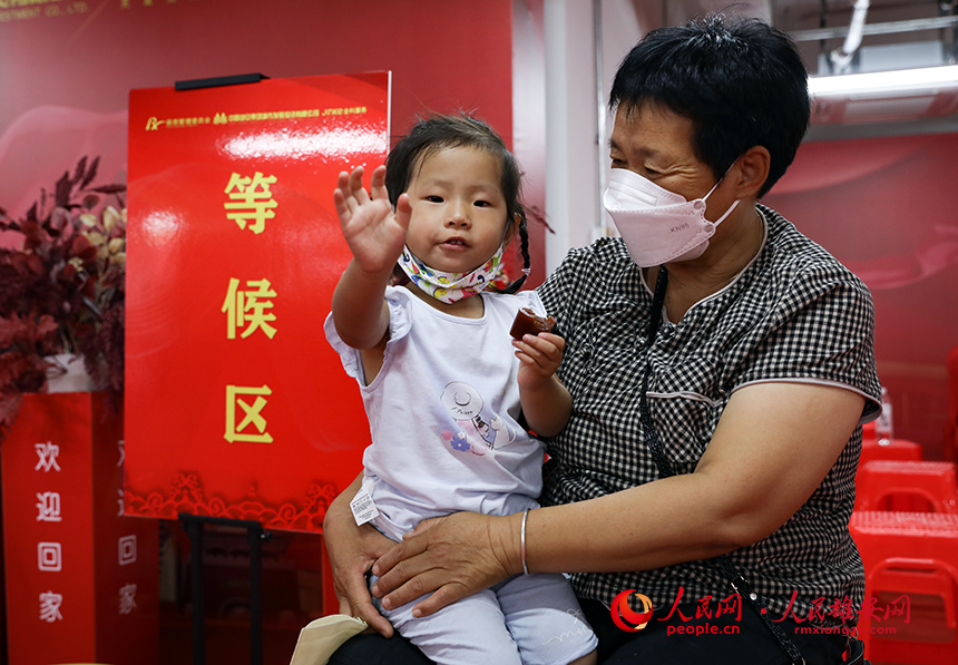 在驗房網點等候區休息的回遷群眾。人民網?宋燁文攝