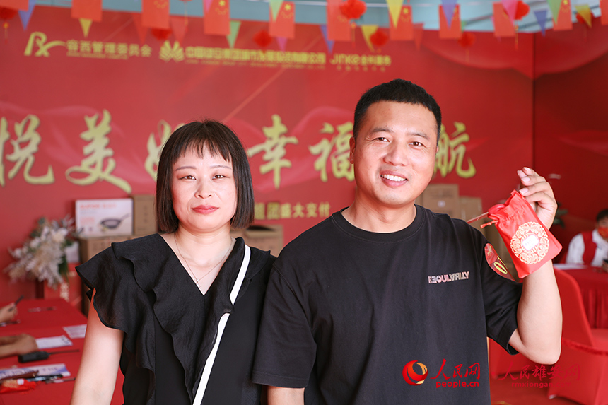 領到新房鑰匙的回遷群眾。胡忠攝