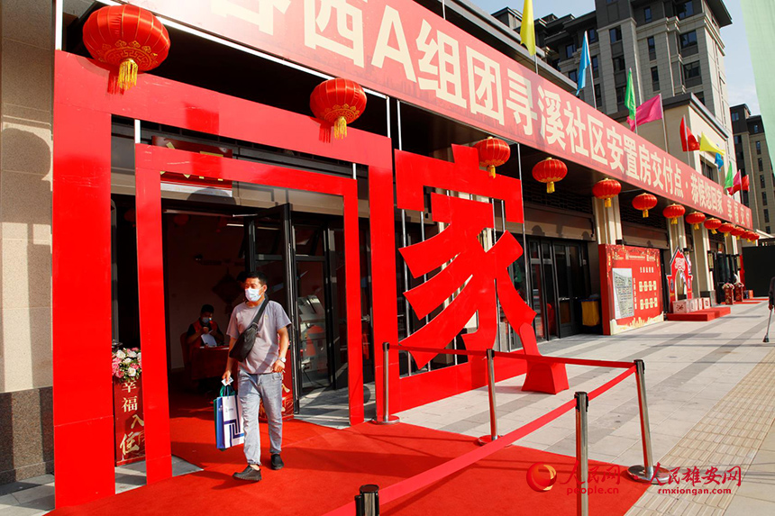 回遷群眾在驗房點辦完手續后將前往新房進行實地驗房。胡忠攝