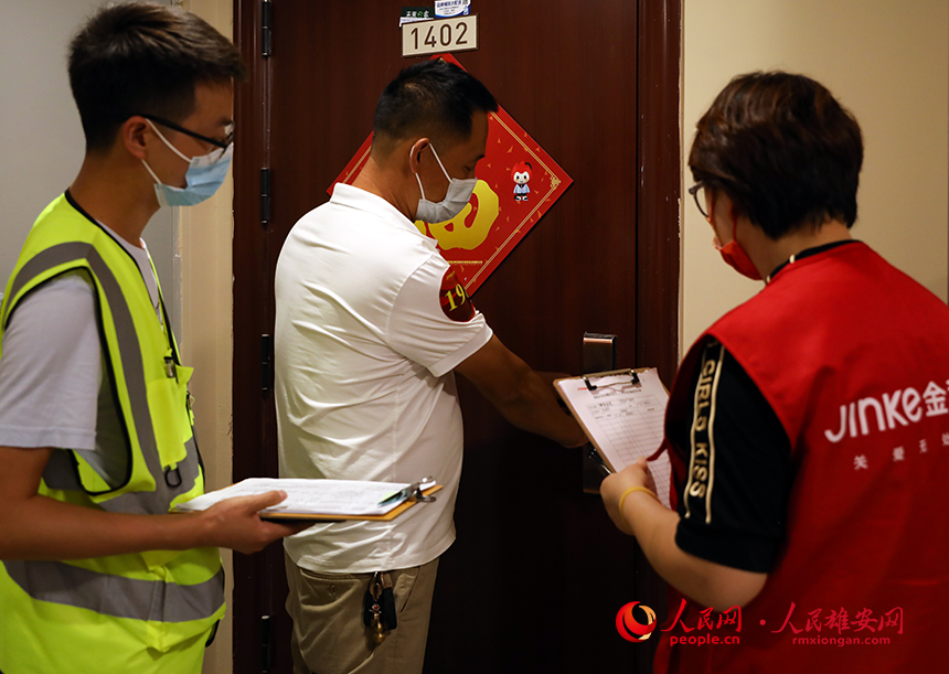 回遷群眾在驗房師的陪同下打開新家大門。人民網?宋燁文攝