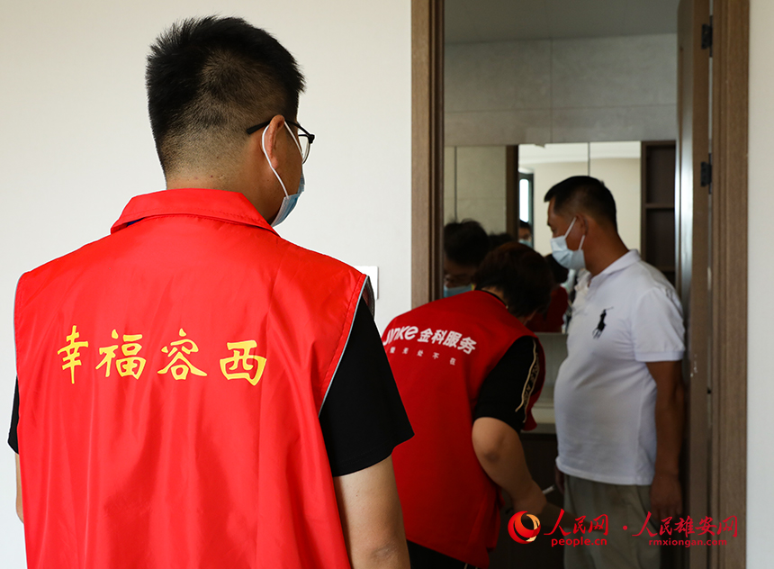 居民在工作人員的陪同下進行驗房。人民網?宋燁文攝