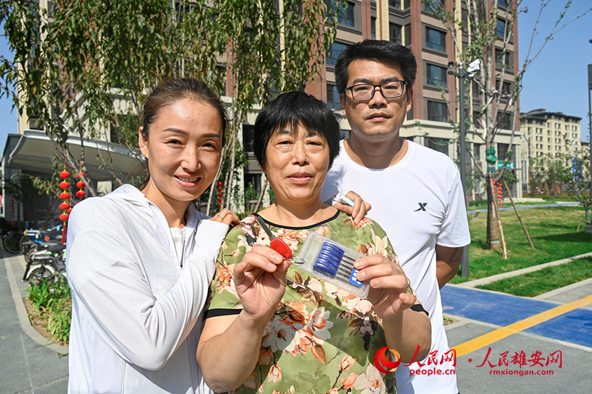 一戶回遷群眾展示領到的新家鑰匙。胡忠攝