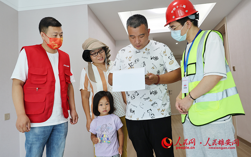 驗房完畢后，回遷群眾確認簽字。齊鑫攝