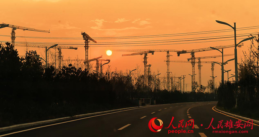 秋天的落日染紅了雄安的天空。劉向陽攝