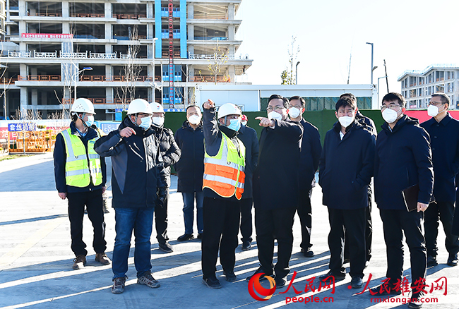 張國華在容東片區調研重點項目建設。劉向陽攝