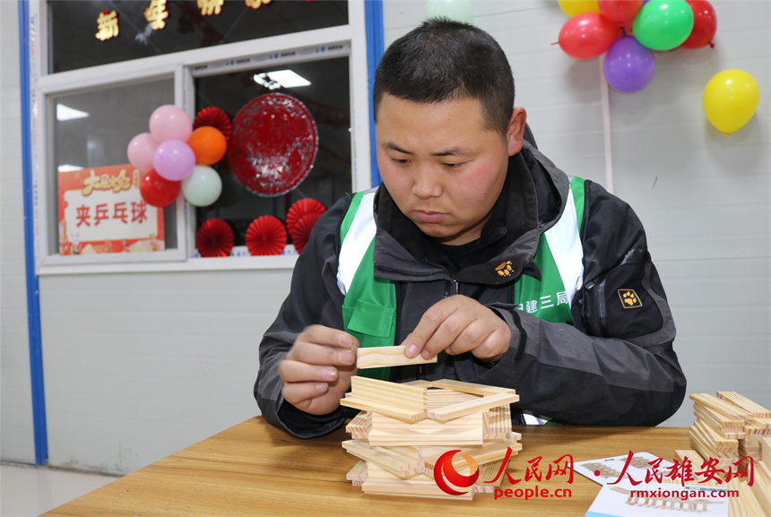 圖為建設者們組織玩游戲。中建三局集團北京有限公司供圖