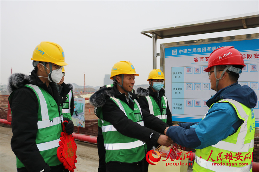 圖為項目部為工人們送春節禮包。中建三局集團北京有限公司供圖