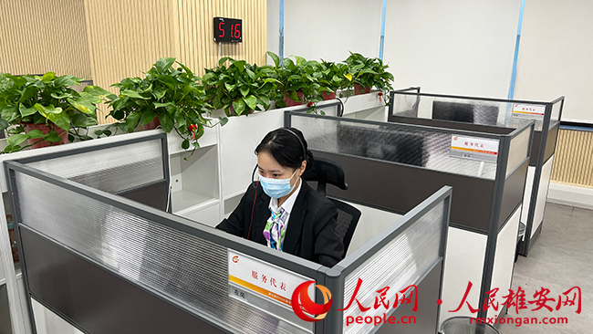 郭颯正在對工作內容進行總結記錄。陸子萍攝