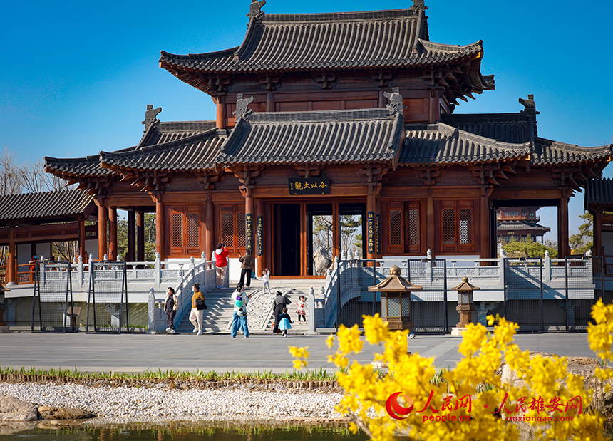 雄安悅容公園一角，不少家長帶著孩子前來游玩。人民網?宋燁文攝