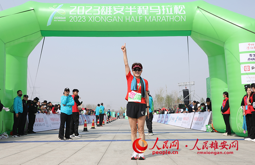 2023雄安半程馬拉松現場，選手跑完賽程后慶祝。人民網 李兆民攝