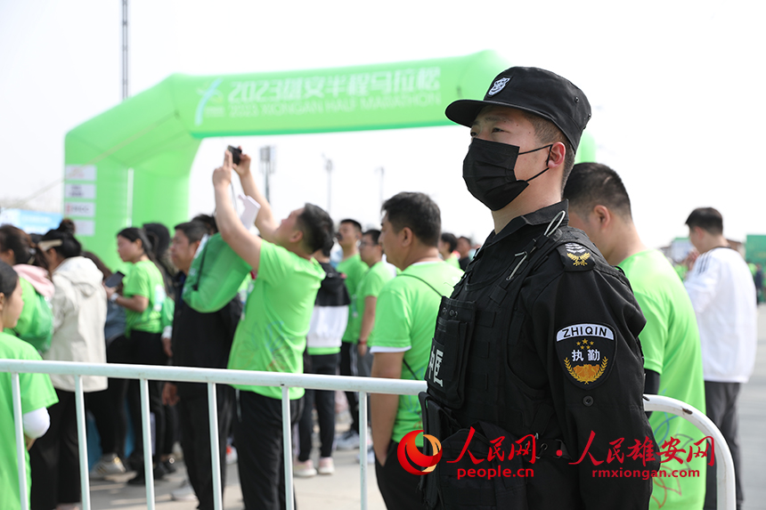 2023雄安半程馬拉松現場，堅守崗位的安保人員。人民網 李兆民攝