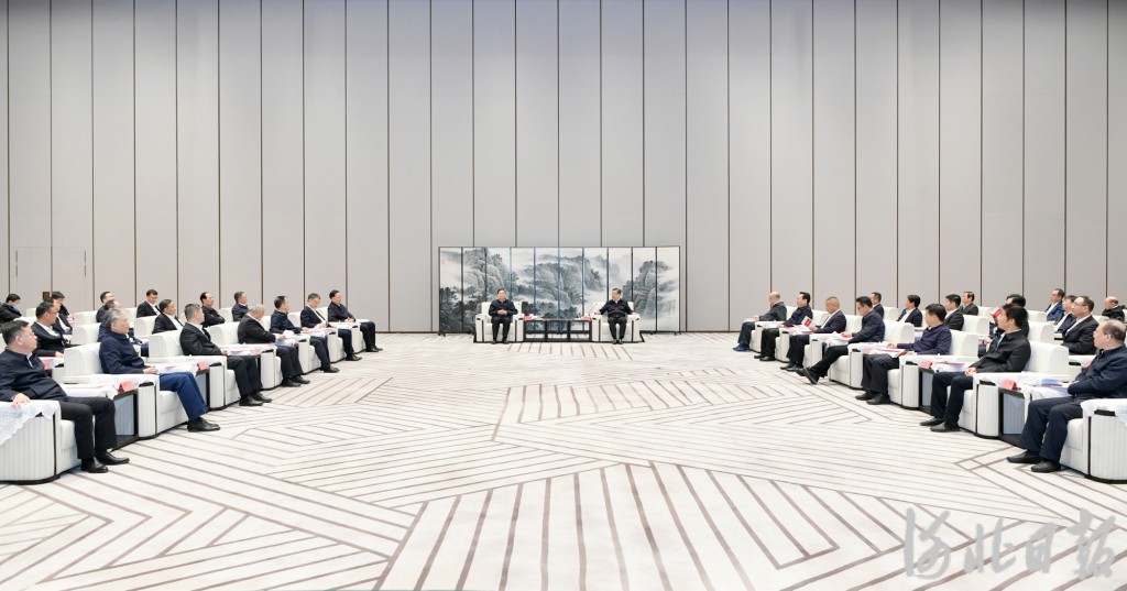 4月12日，省人民政府與雄安新區管委會在雄安新區同18家中央企業簽署合作協議。這是簽約儀式前，省委書記、省人大常委會主任倪岳峰，省委副書記、省長王正譜與國務院國資委黨委書記、主任張玉卓一行舉行工作座談。 河北日報記者趙海江攝