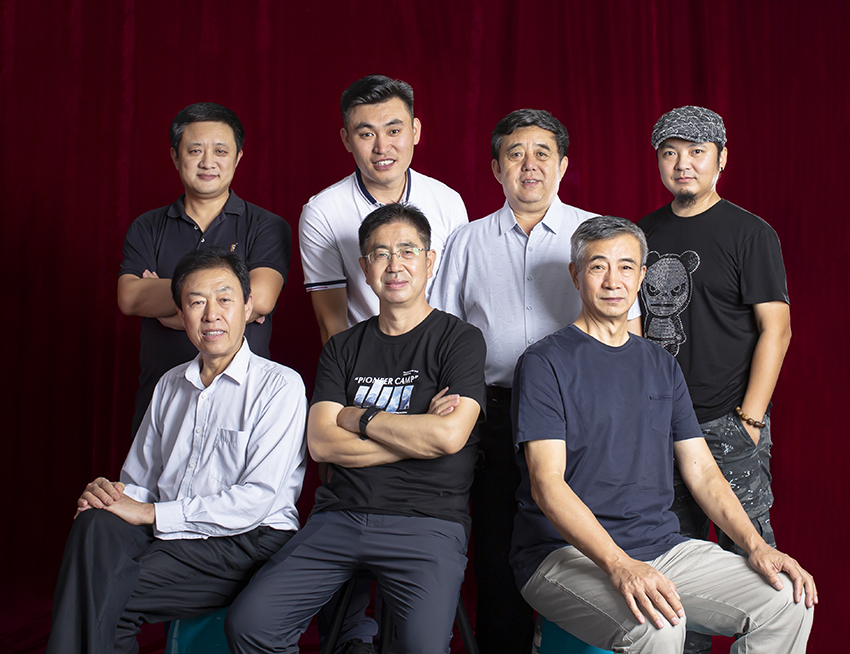 前排：陳法鵬、程澤軍、梁克義；后排：任志偉、魯守龍、邢雙橋、鄭前。（從左往右）