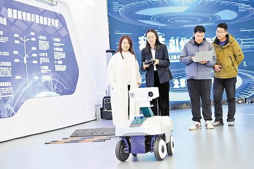 1月10日，雄安新區科創中心中試基地，北京普龍科技有限公司工作人員對輪式AI巡檢機器人進行測試。 本報記者 劉光昱攝