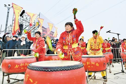 1月31日，“春節·雄安獅舞大會”拉開序幕。圖為鼓手正在為游客表演非遺節目。本報記者 郝金鈺攝