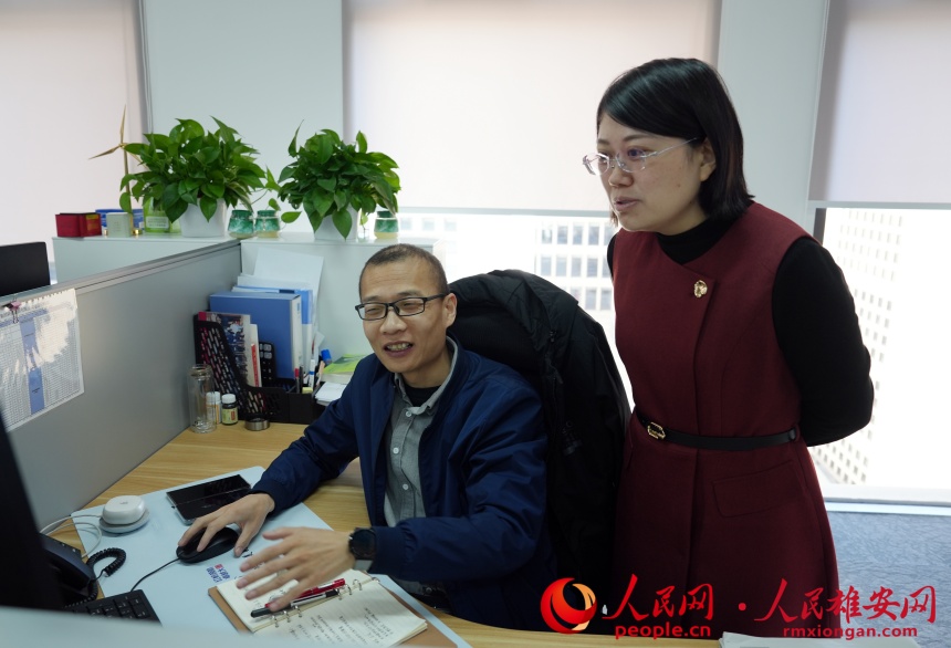 王麗杰（右）和同事進行項目交流。人民網記者 楊文娟攝