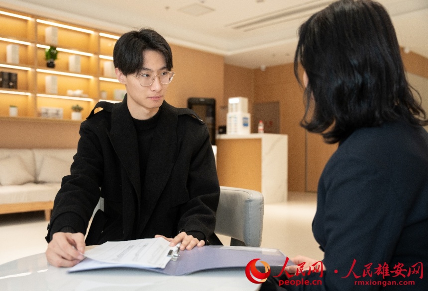 崔鵬飛正在和同事溝通酒店運營情況。人民網記者 楊文娟攝