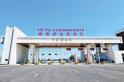 近日拍攝的雄安綜合保稅區智能卡口系統。通過識別車牌、重量比對，閘機迅速抬桿，實現“秒級通關”。楊思雨攝