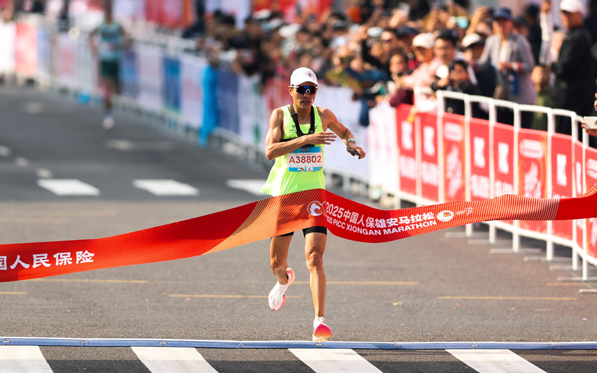 2025雄安馬拉松男子組半程馬拉松選手狄鋆以第一名身份沖線。雄安馬拉松組委會供圖
