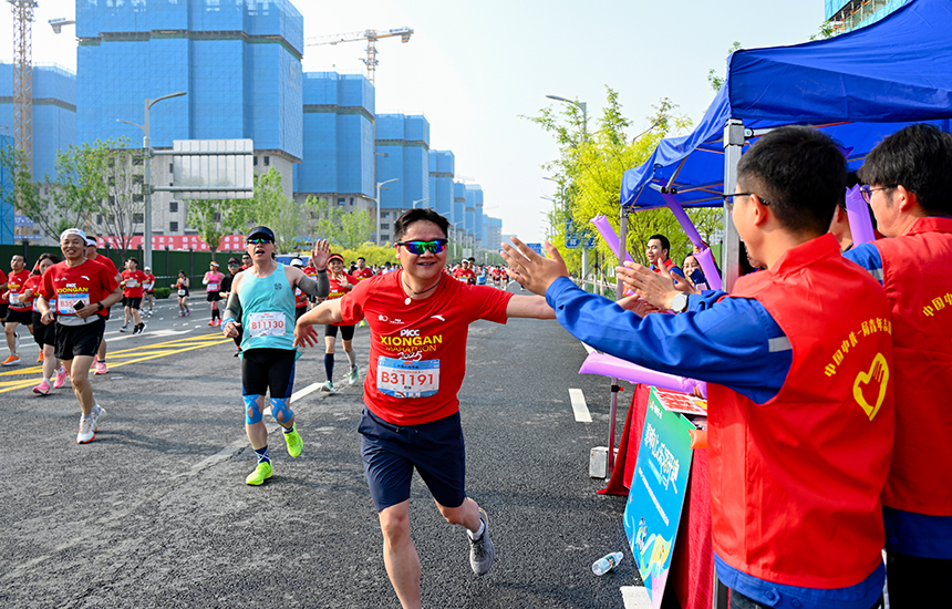 參與2025雄安馬拉松的跑者奔跑在“未來之城”。胡忠攝