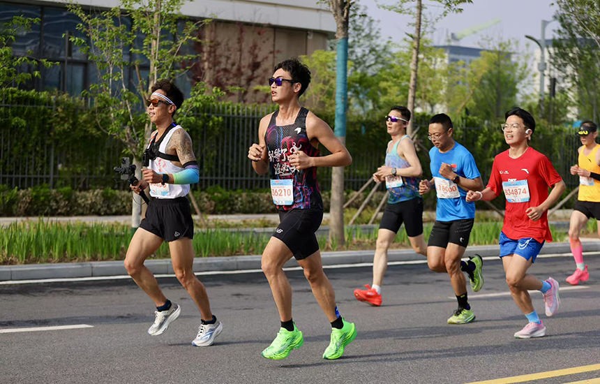 參與2025雄安馬拉松的跑者奔跑在“未來之城”。齊鑫攝