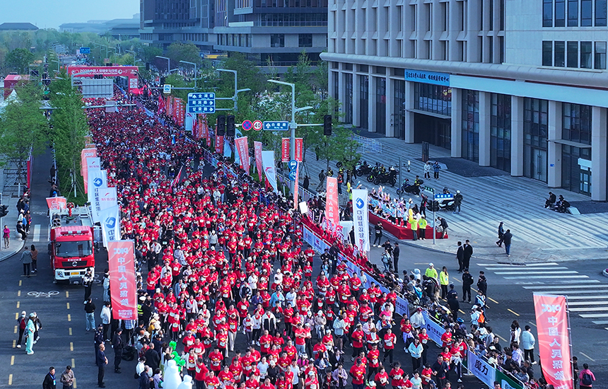 參與2025雄安馬拉松的跑者奔跑在“未來之城”。齊鑫攝