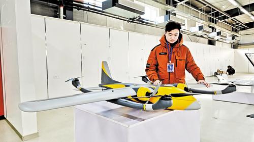 2月23日，安新縣無人機創新基地內，北通（雄安）航空科技有限公司工作人員介紹新款無人機用途。本報記者 曹 錚攝