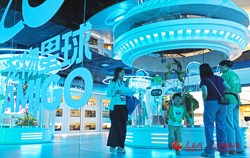 15月1日，新亮相的雄安商務服務中心尋環XLOOP集中商業區，吸引了不少家庭前來游玩。人民網記者