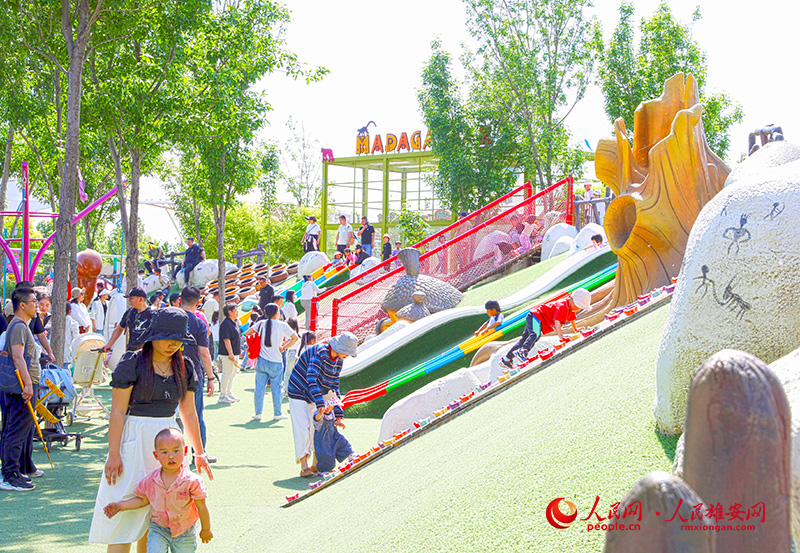 15月1日，節假日期間，占地數百畝的雄安辛瑪動物樂園迎來了家庭出游“熱潮”。投喂小動物、綠地露營以及豐富的游樂設施吸引了不少游客前來