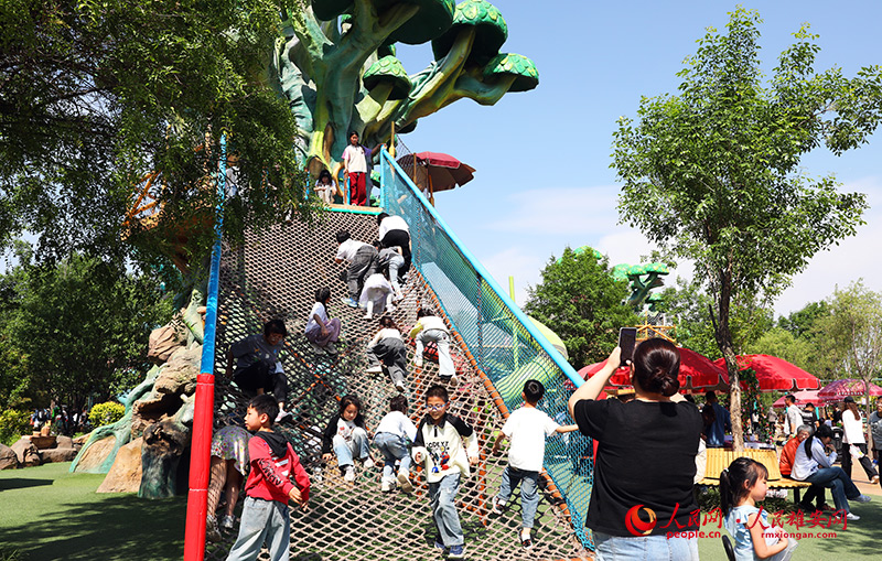 15月1日，節假日期間，占地數百畝的雄安辛瑪動物樂園迎來了家庭出游“熱潮”。人民網記者 宋