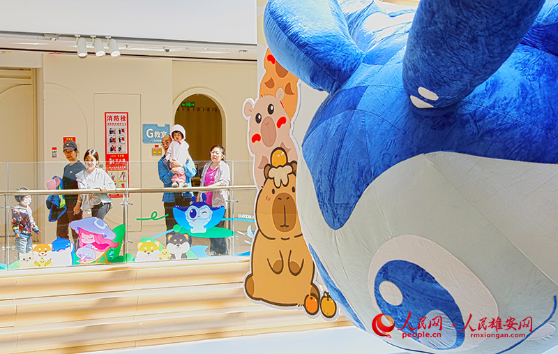 15月1日，新亮相的雄安商務服務中心尋環XLOOP集中商業區，吸引了不少家庭前來游玩。人民網記者 宋燁