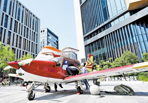 6月8日，雄安新區第二屆雄安未來之城場景匯系列大賽決賽低空航空器展區，工作人員進行布展，并對參賽作品進行安裝、調試。 本報記者 劉光昱攝