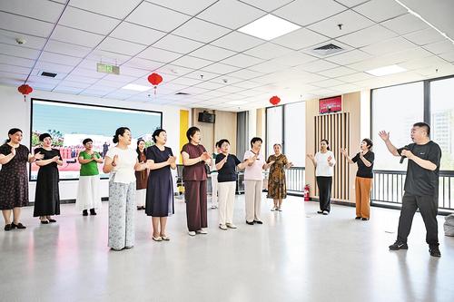 6月6日，雄安新區賢溪社區黨群服務中心的多功能活動廳內，社區合唱團正在排練。 本組圖片由雄安媒體中心提供