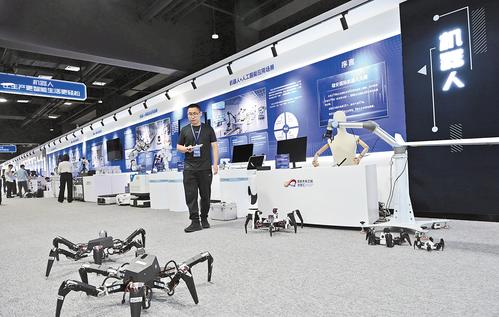 6月12日，未來城市場景體驗周活動在雄安未來之城場景匯科創園舉行。這是工作人員向參觀者展示參賽機器人。 本報記者 劉光昱攝