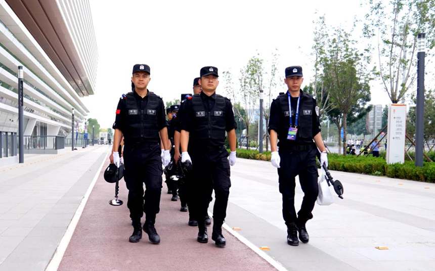 執勤民警對賽事場館及周邊區域進行安全檢查。雄安新區公安局供圖
