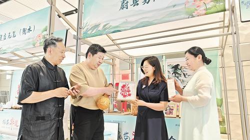 6月14日，在2025“雄安非遺大會”展區，各地非遺“守藝人”找朋友話發展。本報記者 曹錚攝