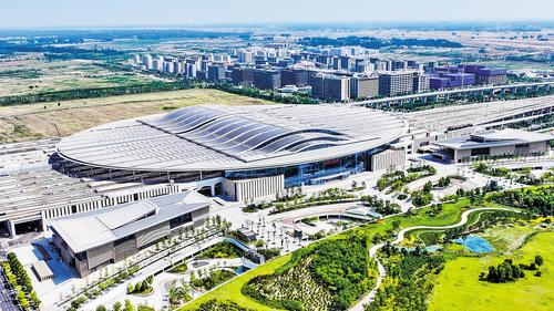 6月15日航拍的雄安高鐵站及中交未來科創城項目。 本報記者 耿 輝攝